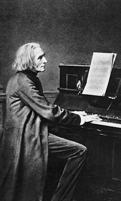 Old image of Liszt performing